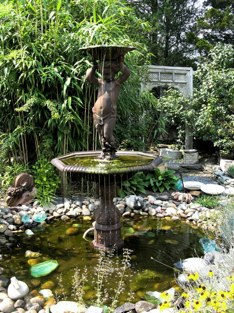 Brunnen Garten
 Wasserspiel im Garten mit Brunnen Bach oder Wasserfall