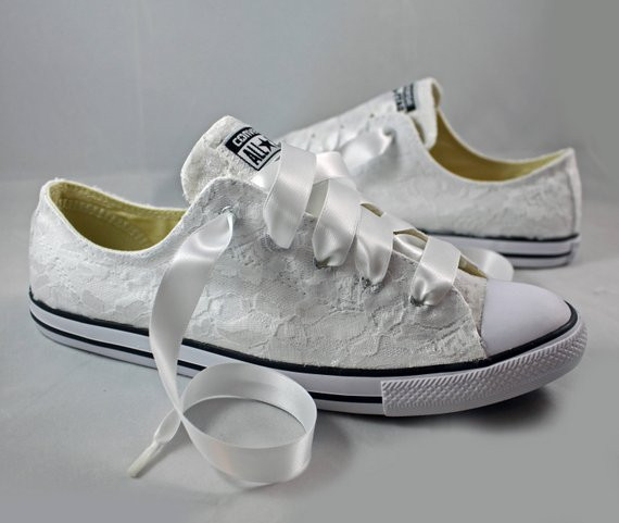 Converse Hochzeit
 Braut unterhältSpitze Converse Hochzeit Tennis Schuhe