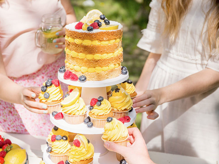 Cupcake Hochzeitstorte
 Hochzeitstorte und Cupcakes mit Mangocreme backen
