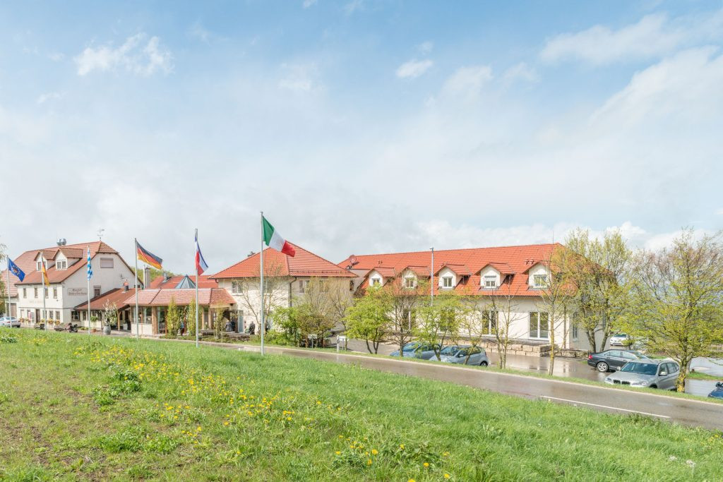 Deutsches Haus Weilheim
 Landgasthof Hotel Deutsches Haus A8 Ulm Stuttgart