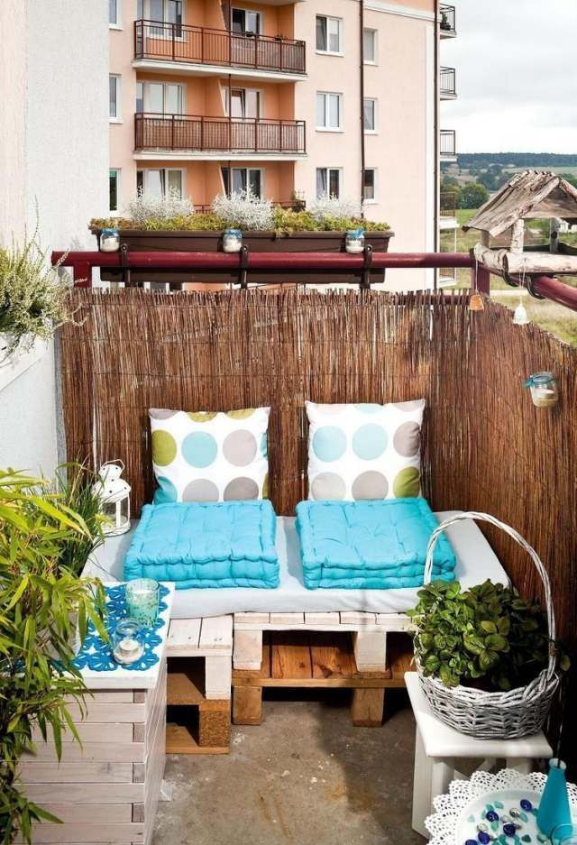 Diy Balkonmöbel
 kleiner balkon paletten sofa sichtschutz bambusmatten