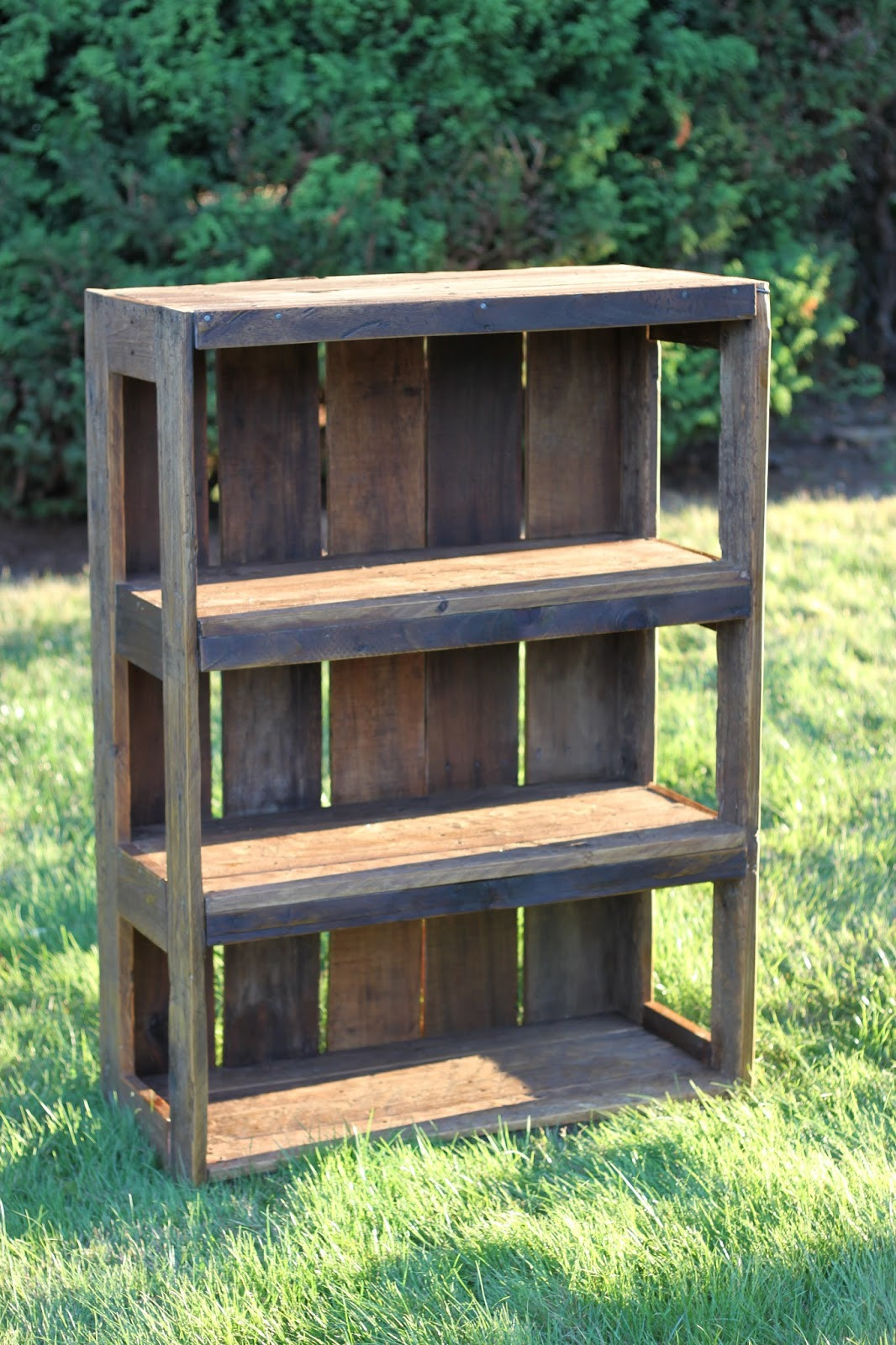 Diy Bookshelf
 Made with Love that Can be Felt DIY Pallet Bookshelf 