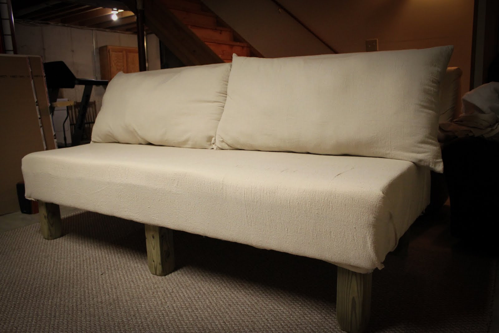 Самодельный диван. Диван на деревянном каркасе. Мягкая мебель своими руками. Самодельный мягкий диван.