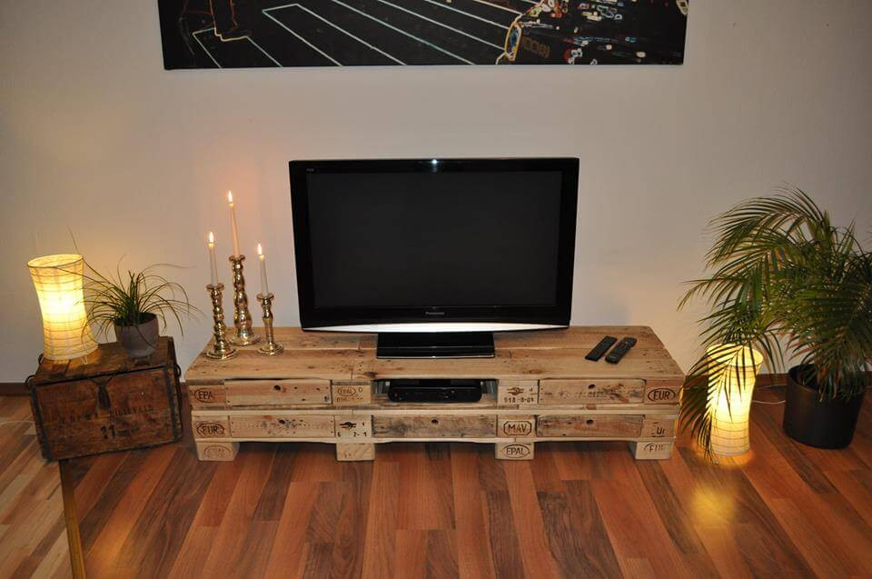 Diy Lowboard
 DIY Pallet Low Media Table