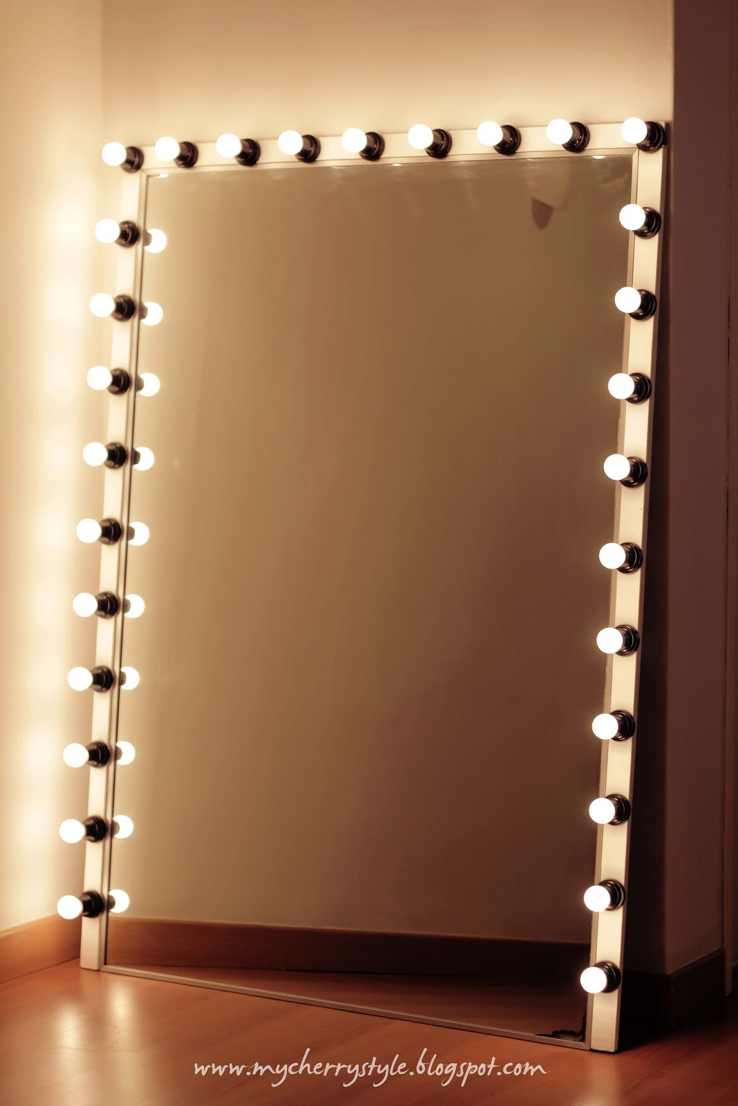 Diy Mirror
 DIY Hollywood style mirror with lights Tutorial from