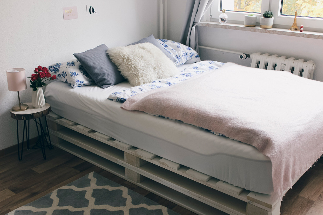 Diy Palettenbett
 Palettenbett Mit Lattenrost bett aus europaletten