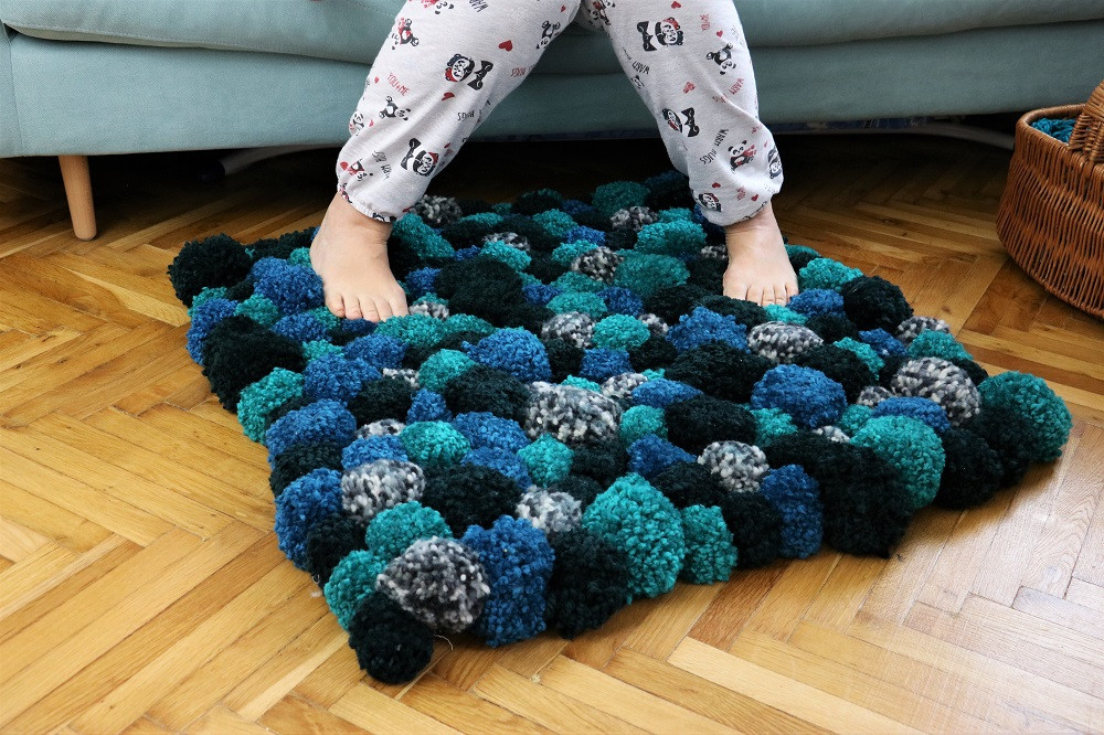 Diy Teppich
 kuscheliger DIY PomPom Teppich