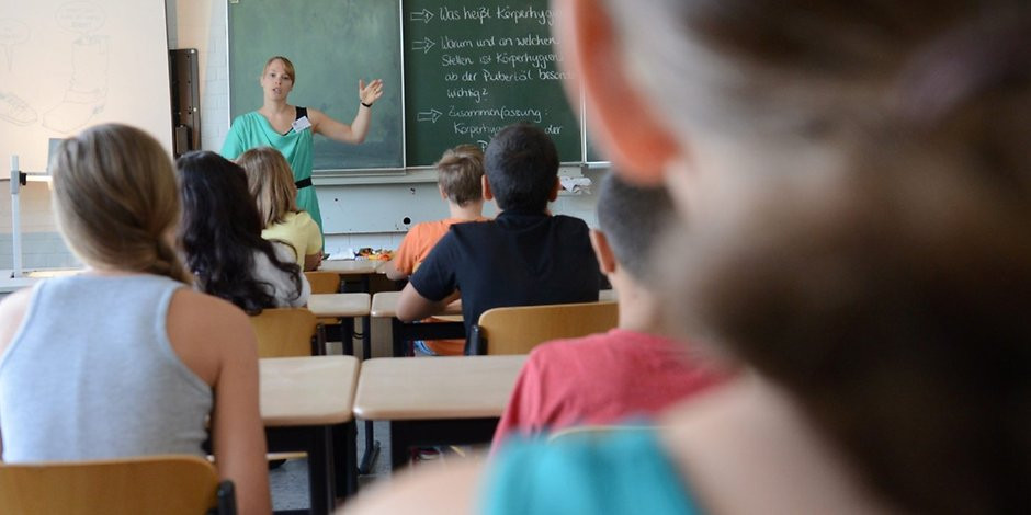 Dürfen Lehrer Geschenke Annehmen
 Berlinerin muss 4000 Euro Strafe zahlen Lehrer zeigt