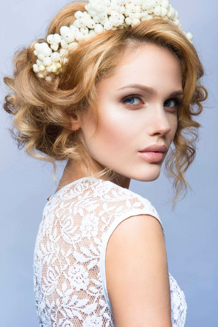 Einfache Frisuren Hochzeit
 einfache Hochzeit Frisuren weißes Diadem aus Blumen