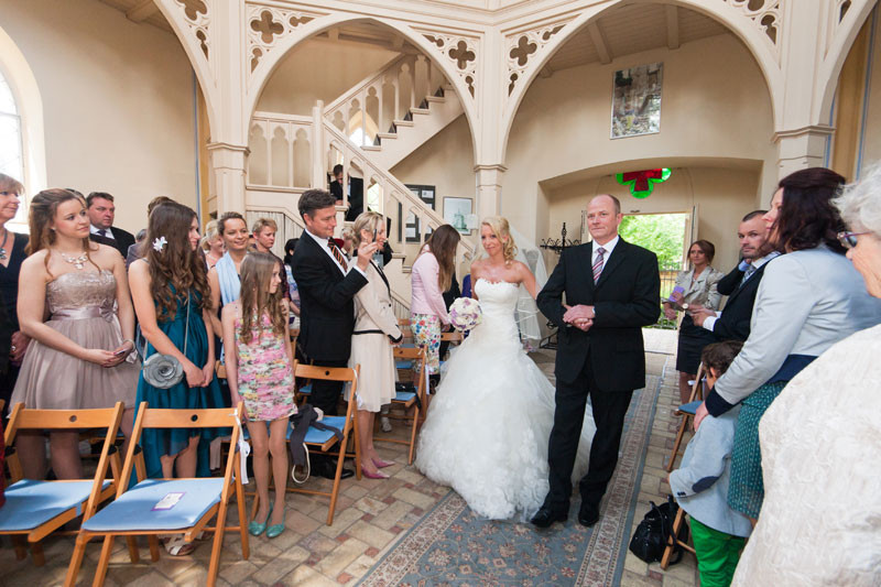 Einzug Hochzeit Kirche
 Sommerhochzeit auf Schloss Marquardt