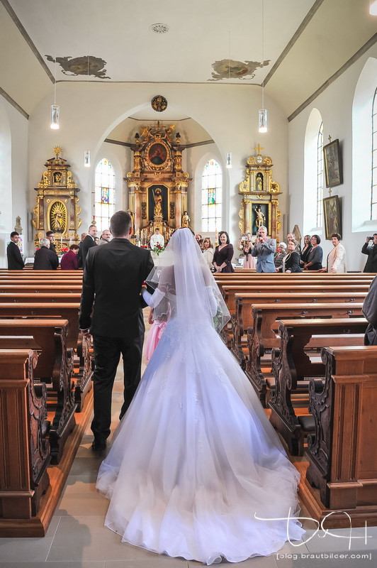 Einzug Hochzeit Kirche
 Einzug der Braut in Kirche HOCHZEITS