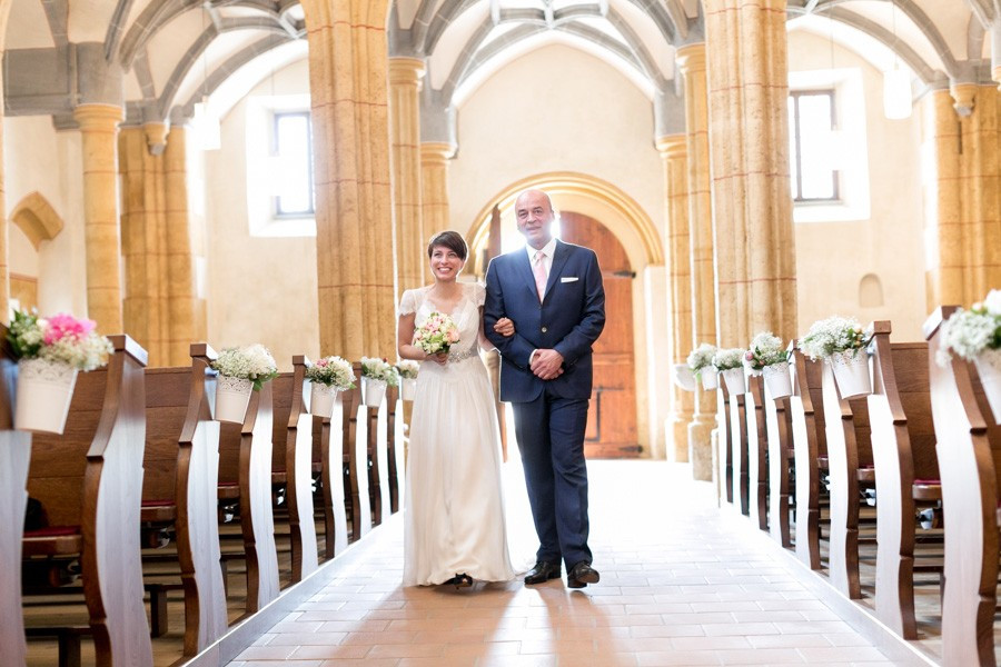 Einzug Hochzeit Kirche
 Süße DIY Hochzeit im Vintage Stil unter freiem Himmel