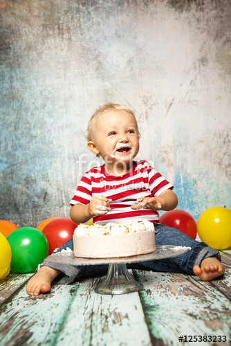 Erste Geburtstagstorte
 " erste eigene Geburtstagstorte essen" Stockfotos und