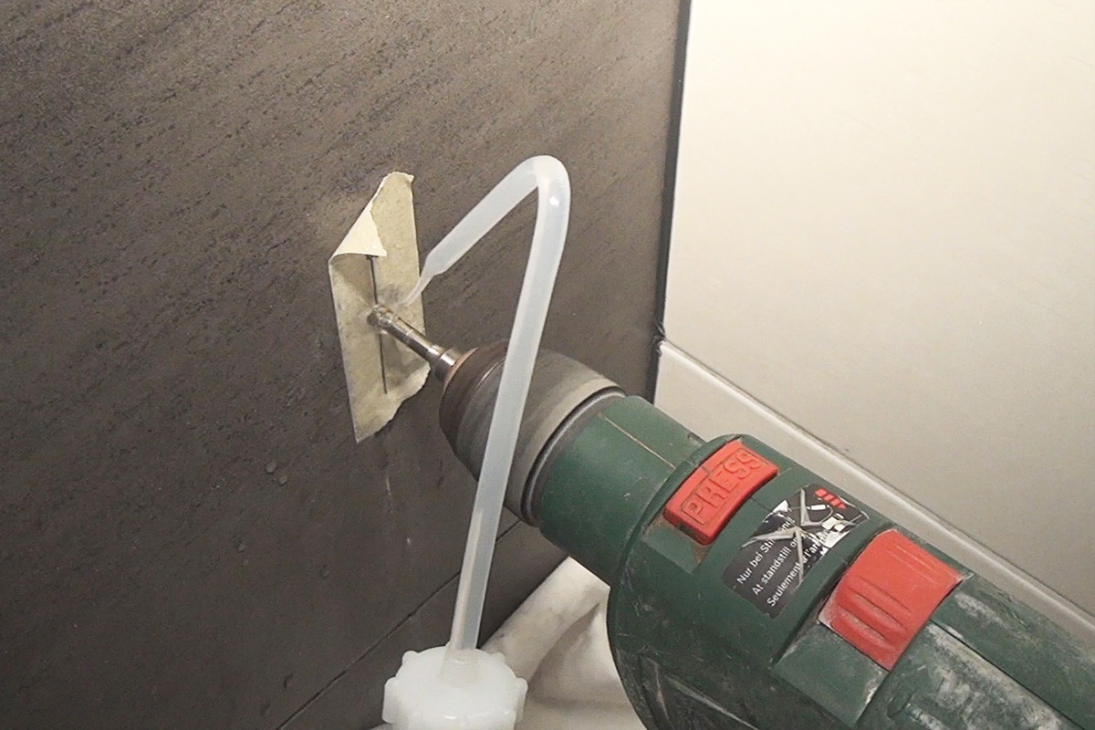 Fliesen Bohren
 Feinsteinzeug bohren Diamantbohrer im Einsatz