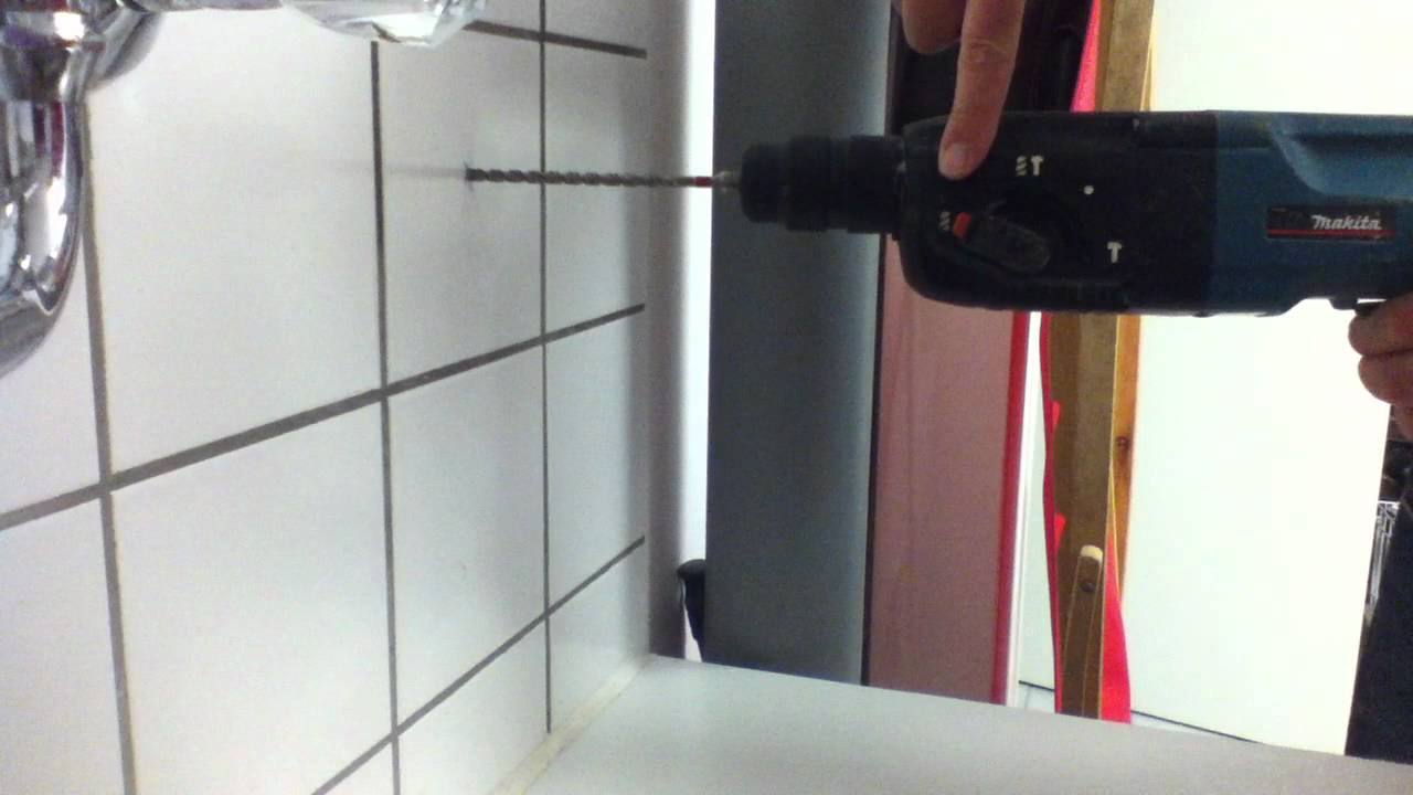 Fliesen Bohren
 Tutorial Loch in Fliesen bohren Steinbohrer benutzen