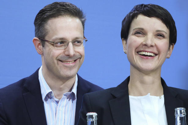 Frauke Petry Hochzeit
 Hier fährt Frauke Petry gerade zu ihrer geheimen Hochzeit