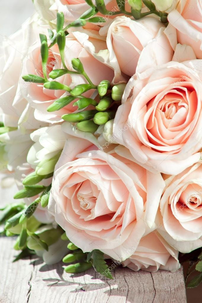 Freesien Brautstrauß
 Brautstrauß weiße Freesien und rosa Rosen — Stockfoto