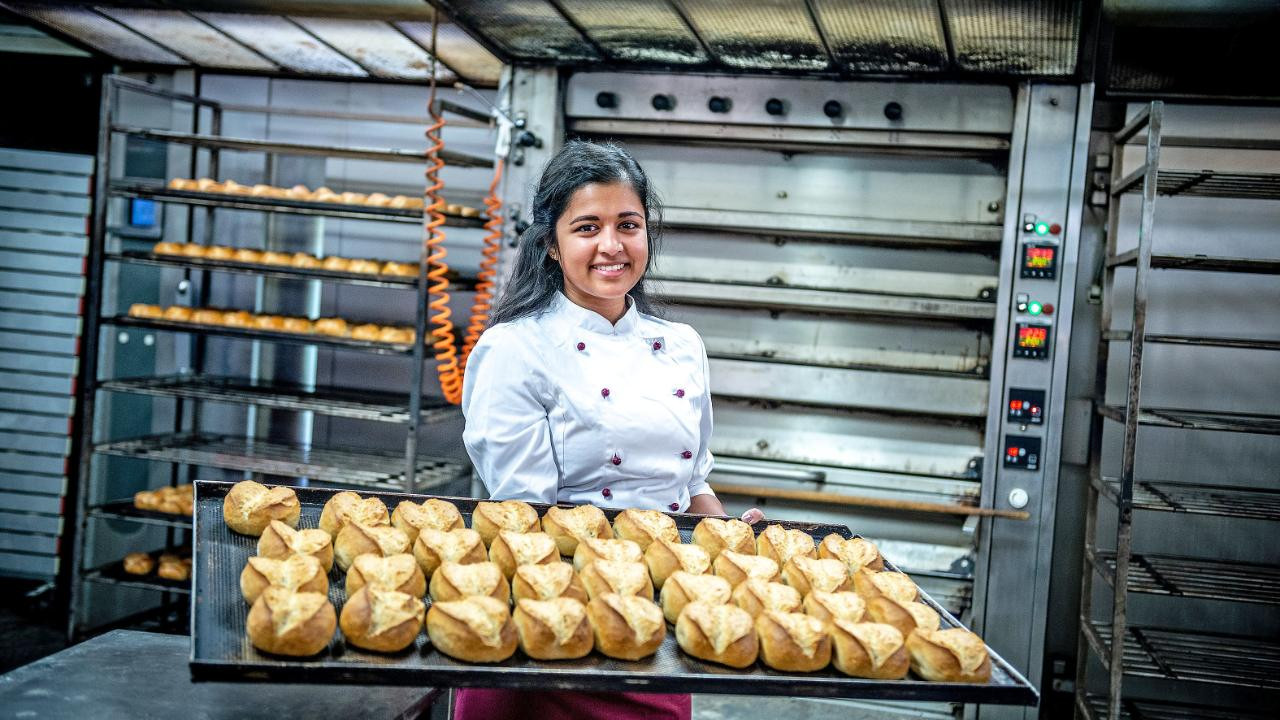 Freisprechung Handwerk 2019
 Köln – Miss Handwerk 2019 bäckt kleine Brötchen Köln