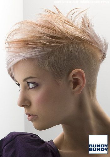 Frisuren Asymmetrisch Undercut
 Blond gesträhnter Short Cut mit leichtem Undercut