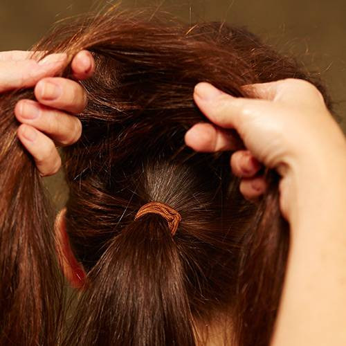 Frisuren Für Wenig Haare Am Oberkopf
 Frisuren Schritt für Schritt erklärt Frisuren mit Zopf