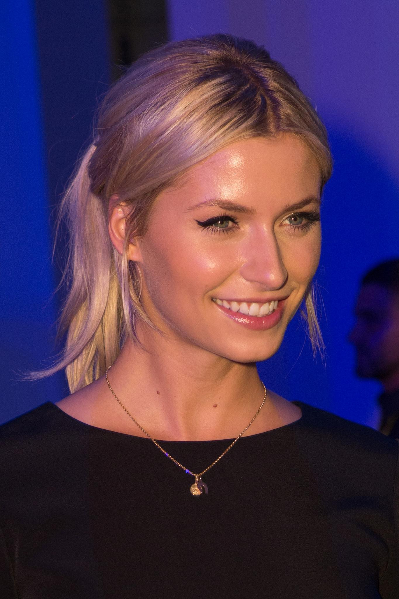 Frisuren Lena Gercke
 Frisuren mittellang Stars mit schulterlangen Haaren