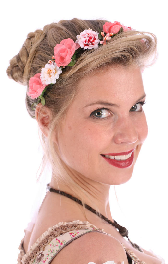 Frisuren Mit Blumenkranz
 Oktoberfest frisuren mit blumenkranz – Helle Haarfarbe 2019