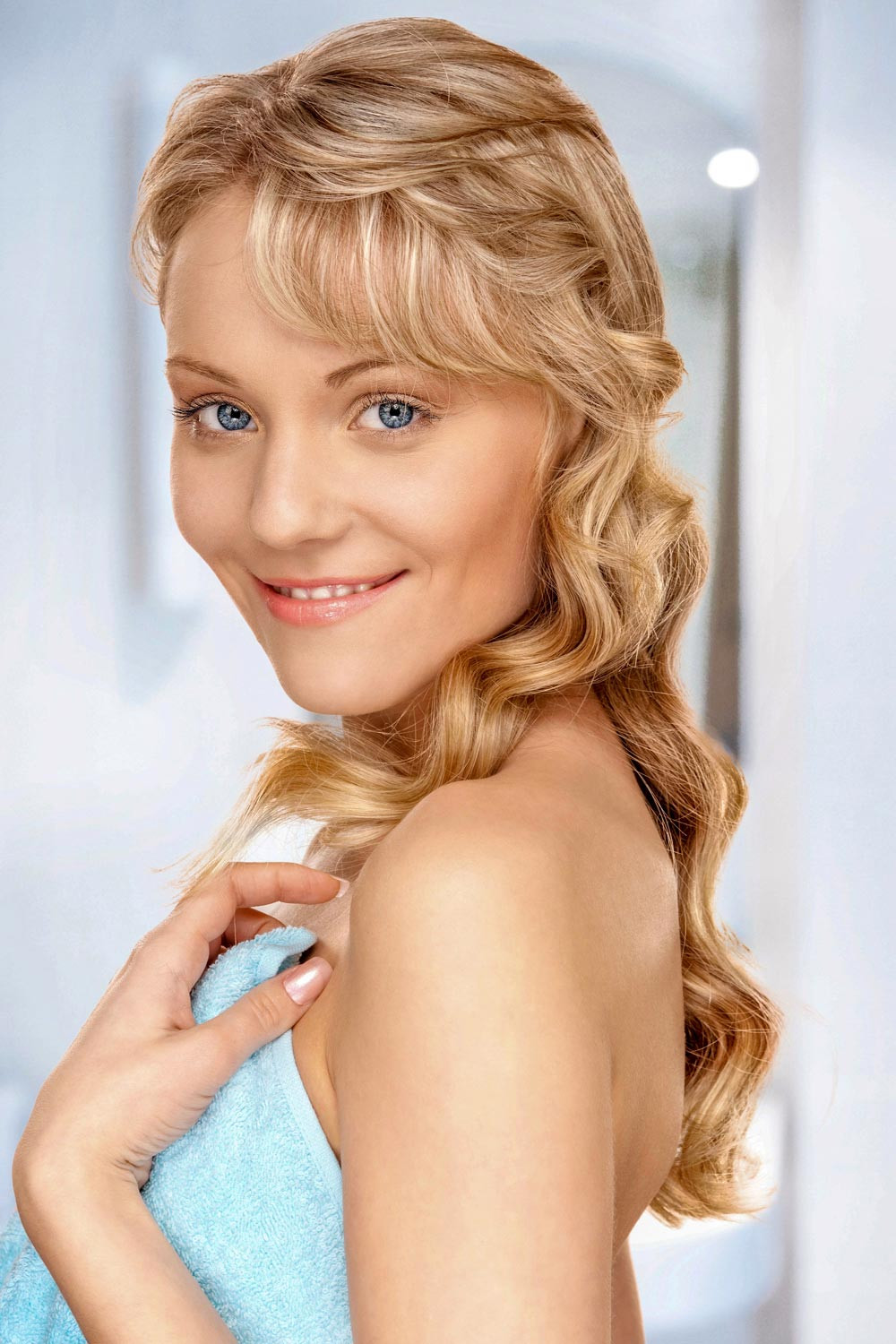 Frisuren Mit Wellen
 Romantische Frisur mit zarten Wellen und Seitenpony