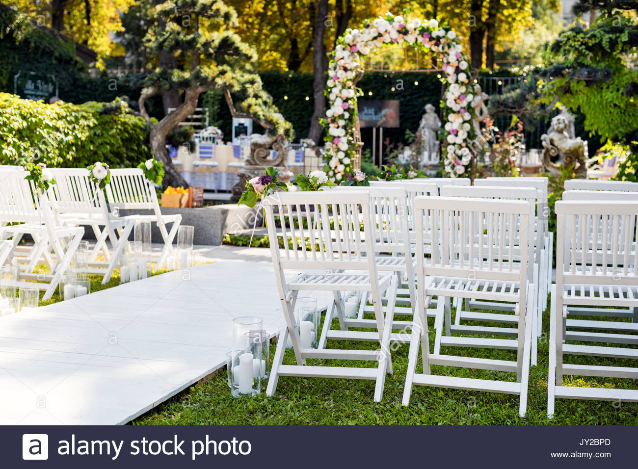 Garten Hochzeit
 Hochzeit Bogen mit Blumen im Freien Schöne Hochzeit