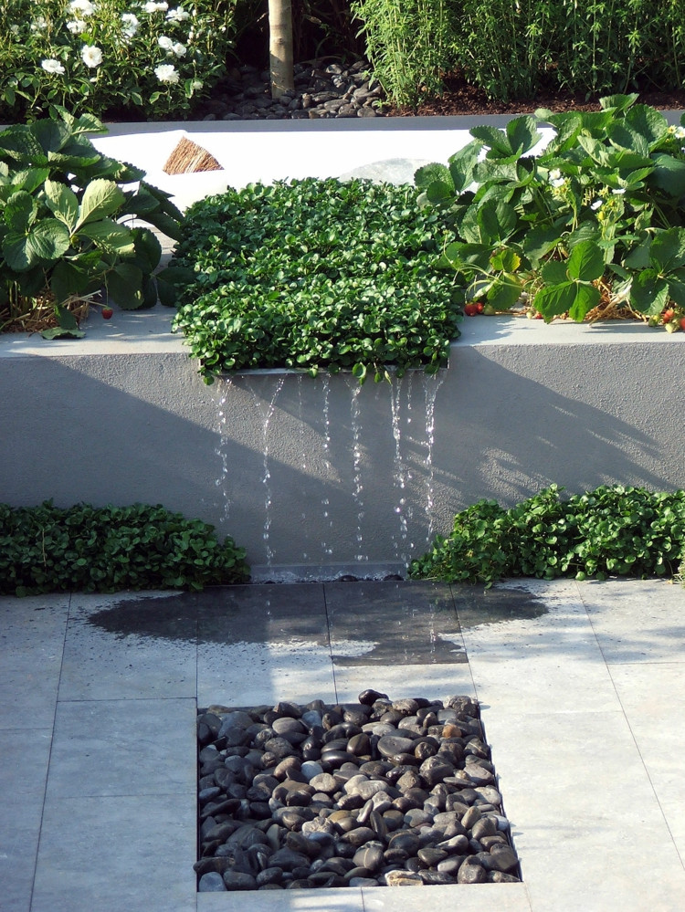 Garten Wasserspiel
 Wasserspiel im Garten mit Brunnen Bach oder Wasserfall