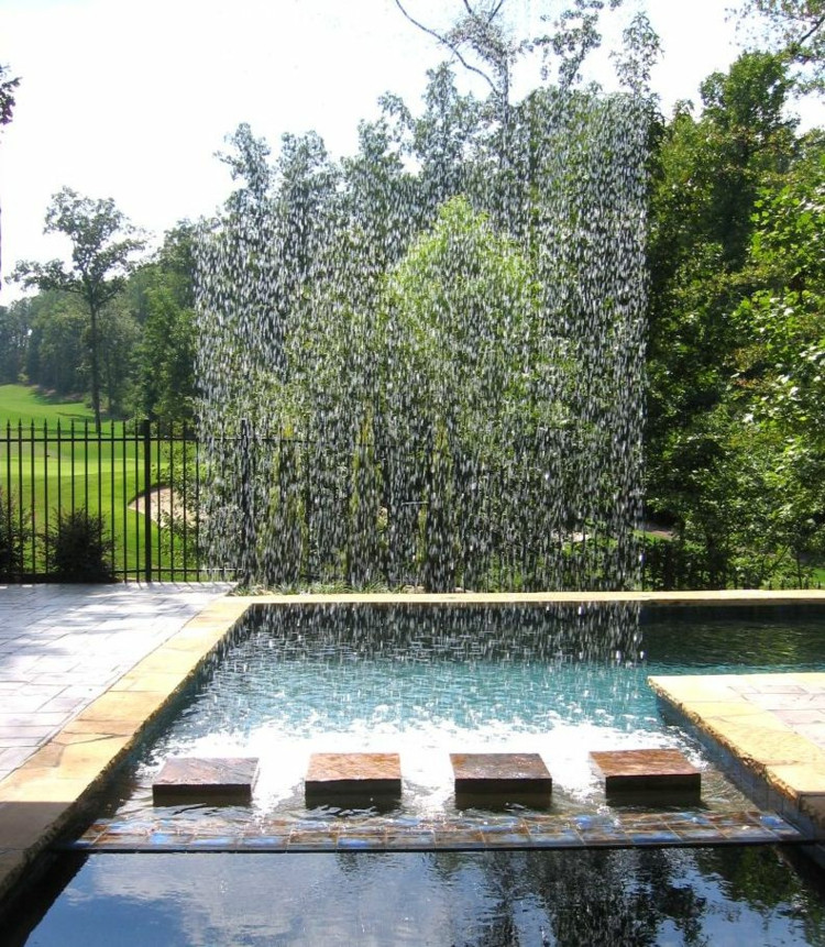 Garten Wasserspiel
 Wasserspiel im Garten mit Brunnen Bach oder Wasserfall