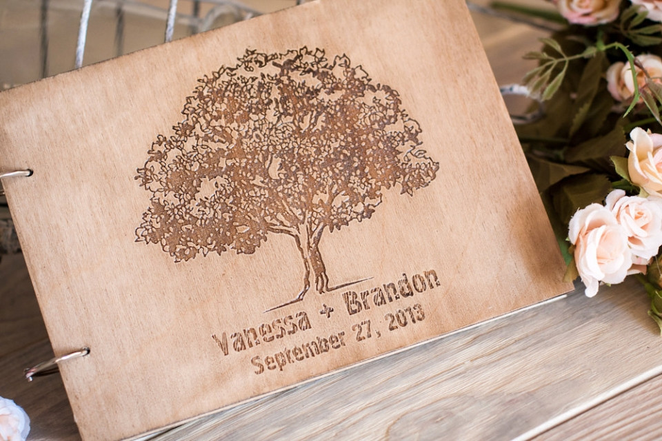 Gästebuch Hochzeit
 Gästebuch Hochzeit aus Holz mit Gravur Baum 2