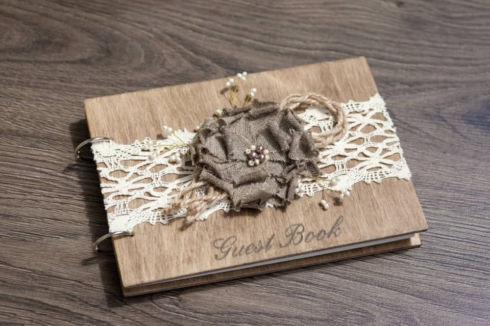 Gästebuch Hochzeit
 Gästebuch Hochzeit aus Holz mit Gravur Spitze