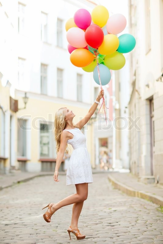 Geburtstagsbilder Mädchen
 Frau mit bunten Luftballons Stockfoto