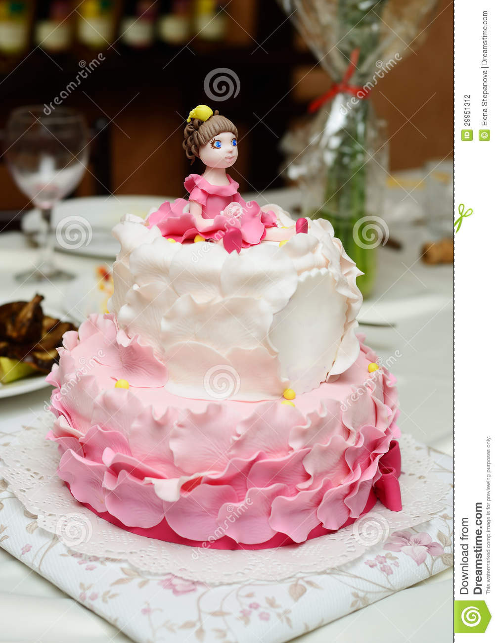 Geburtstagskuchen Fondant
 Geburtstagskuchen Verziert Mit Fondant Stockfotografie