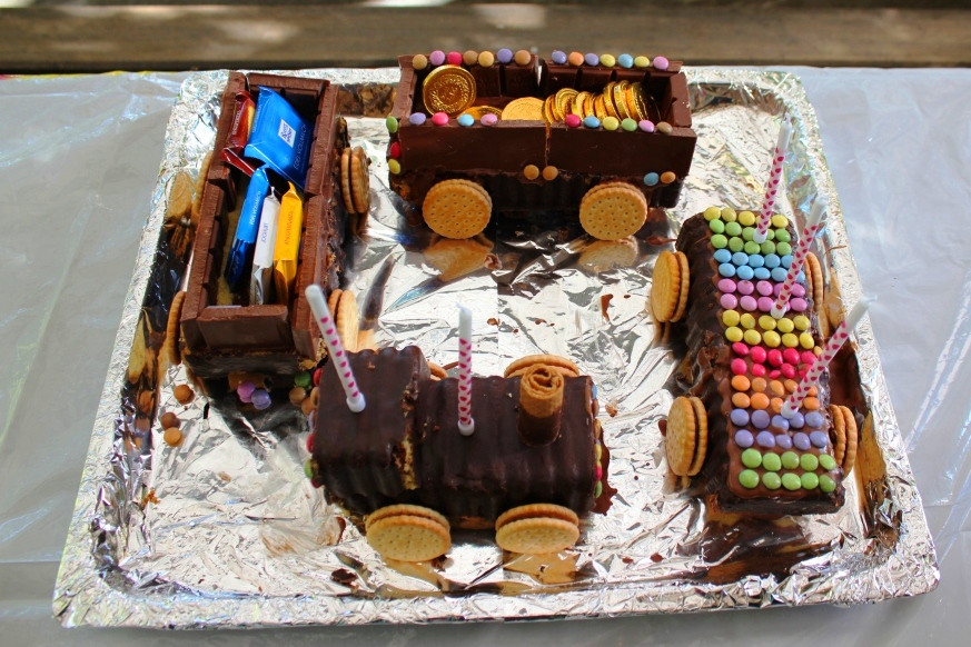 Geburtstagskuchen Für Kinder
 Tutorial Schneller Geburtstagskuchen ein Zug Kuchen ohne
