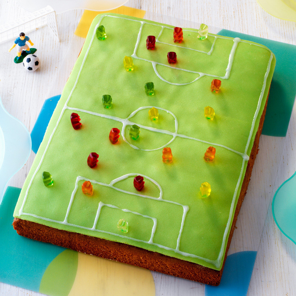 Geburtstagskuchen Fußball
 Fußballfeld Torte Rezept mit Bild