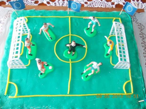 Geburtstagskuchen Fußball
 KINDEr Geburtstagskuchen Feuerwehr Fussball Rezept