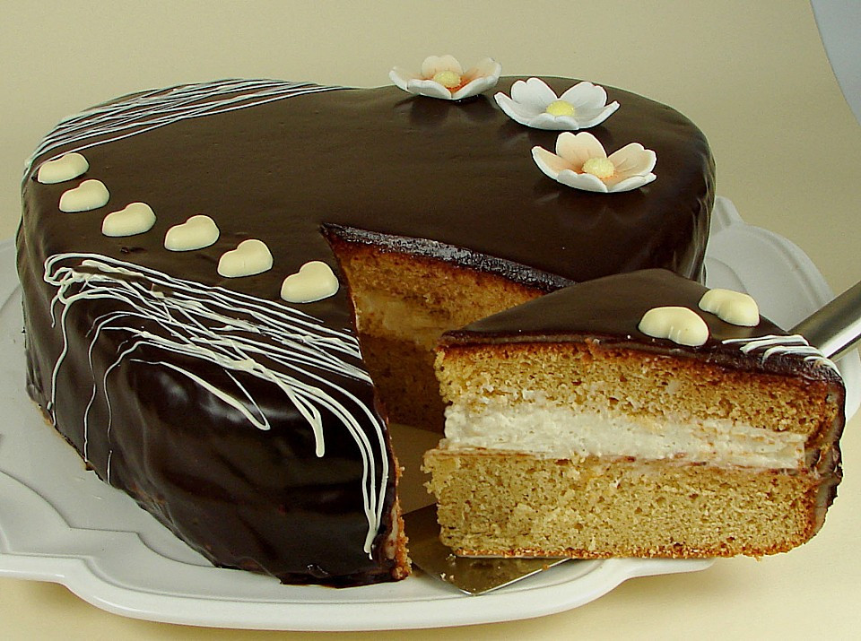 Geburtstagskuchen In Herzform
 Torte in herzform backen – Hausrezepte von beliebten Kuchen