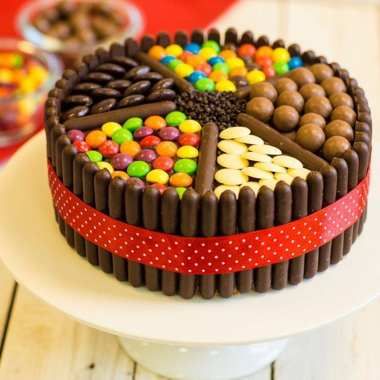 Geburtstagskuchen Kitkat
 Elegante Torte aus unterschiedlichen Süßigkeiten