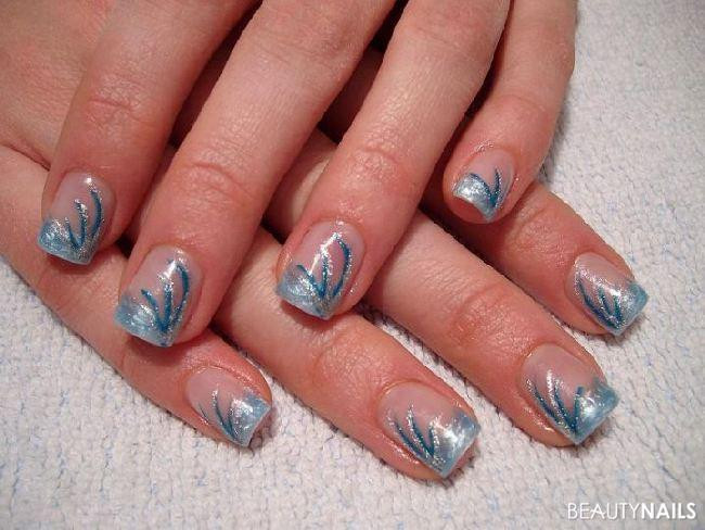 Gele Für Nageldesign
 Hellblau Metallic mit Pinselstrichen Nageldesign