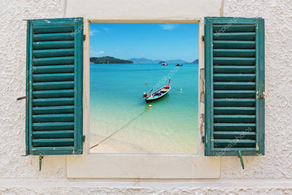 Geschenke Durch Offene Fenster
 Blick auf das Meer durch offene Fenster — Stockfoto