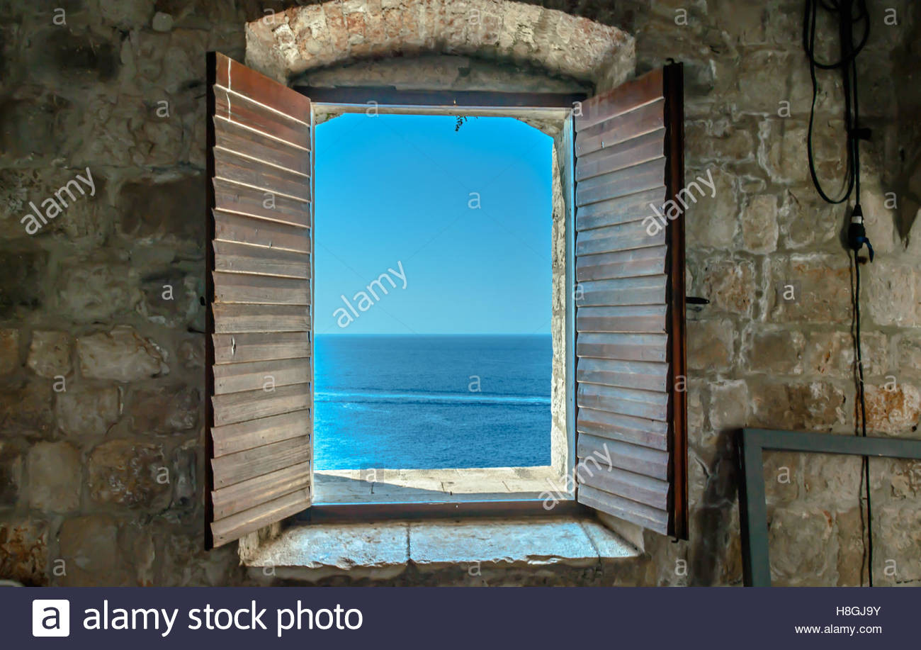 Geschenke Durch Offene Fenster
 Old Stone Window Open Stockfotos & Old Stone Window Open