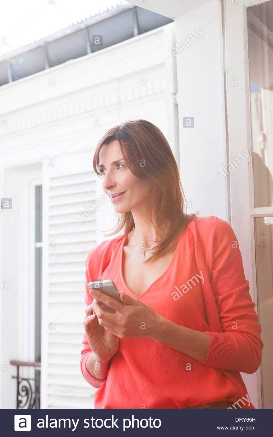 Geschenke Durch Offene Fenster
 Frau durch offene Fenster betrachten Stockfoto Bild