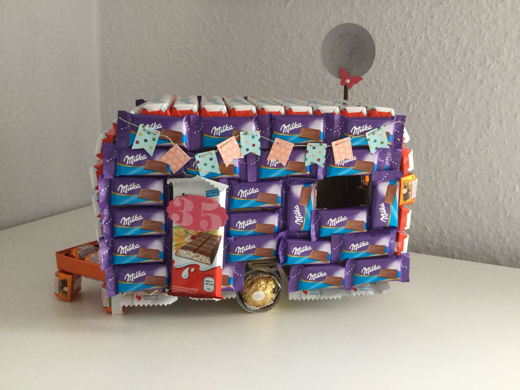Geschenke Für Camper
 Wohnwagen aus Milka und Kinderschokolade für naschsüchtige