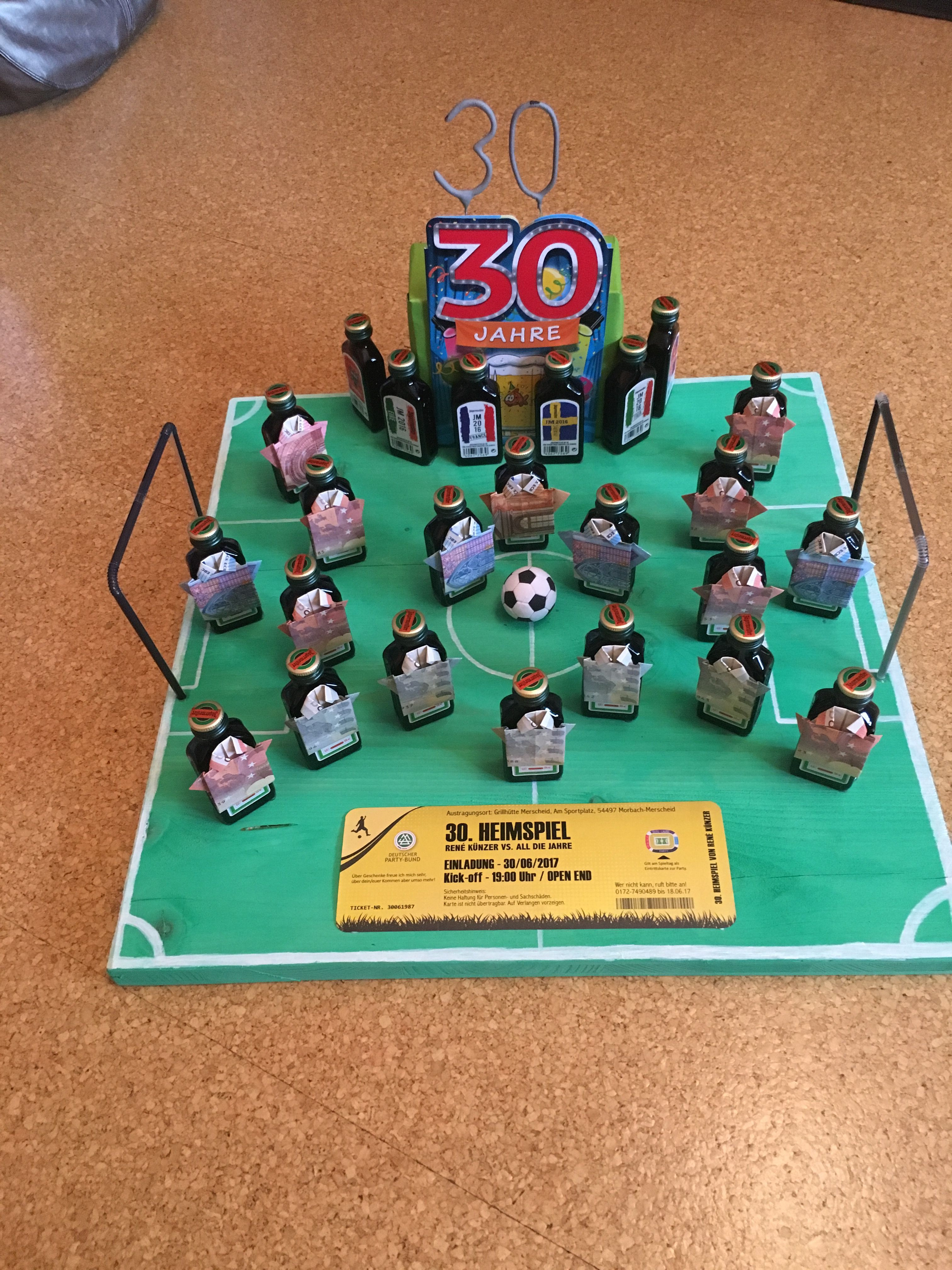 Geschenke Zum 30 Geburtstag Freund
 Geschenk zum 30 Geburtstag für einen Fußball und