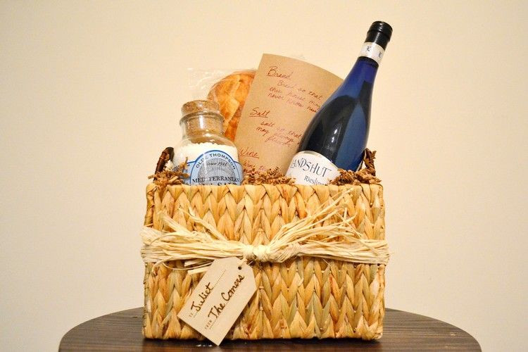 Geschenke Zum Einzug Haus
 Geschenk zum Einzug Brot Salz und Wein in einem Korb