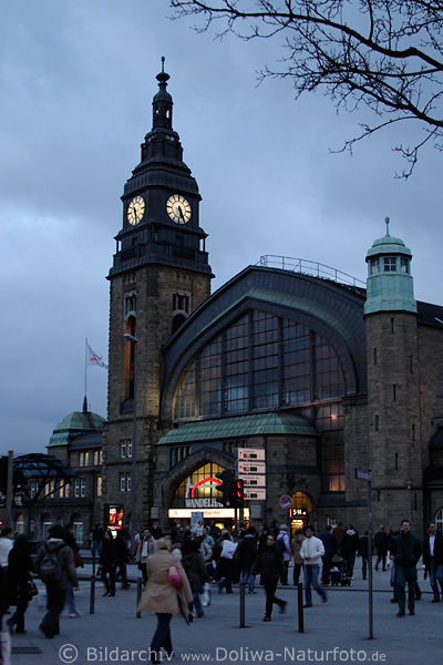 Geschenkideen Hamburg
 Wandelhalle Hamburg Bahnhof Turm mit Uhr Bild