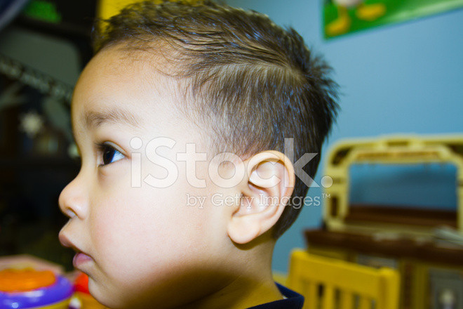 Haarschnitt Kleinkind
 Kleinkind Kind Nach Ersten Haarschnitt Stockfotos