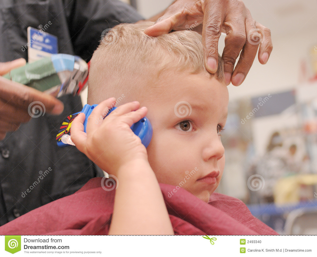 Haarschnitt Kleinkind
 Kleinkind Junge Der Haarschnitt Erhält Stockfoto Bild