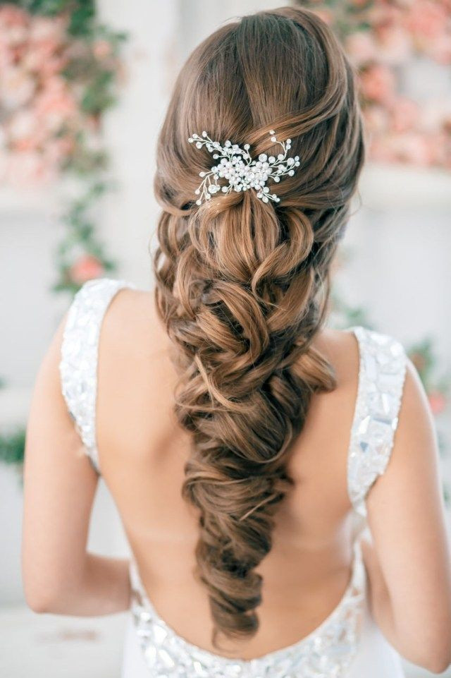 Haarspange Hochzeit
 Flechtfrisur zur hochzeit verziert mit Haarspange